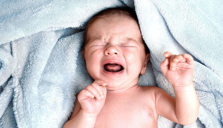 أسباب التشنج عند الأطفال أثناء النوم
