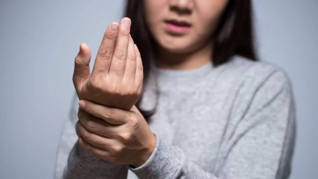 علاج ألم الرقبة وتنميل اليدين