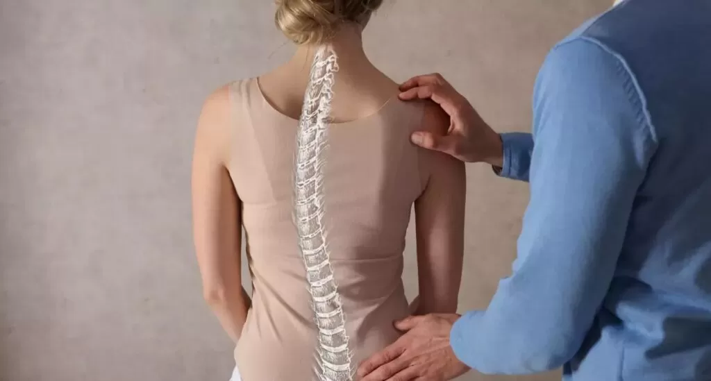 أسباب اعوجاج العمود الفقري